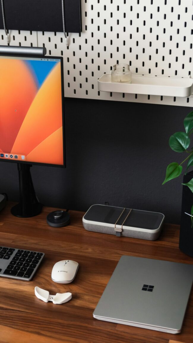 Project-Chaos-to-Clarity-How-Microsoft-Planner-Transforms-Small-Businesses-scaled.jpg a desk with a laptop, keyboard, mouse and a monitor